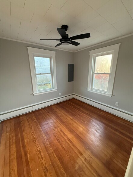 bedroom #3 or office/laundry has hook up in closet / Luandry - 38 Liberty St