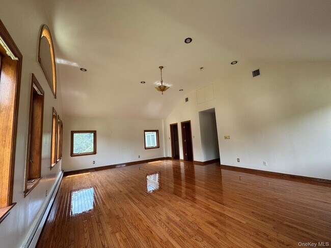 Building Photo - 227 Beverly Rd
