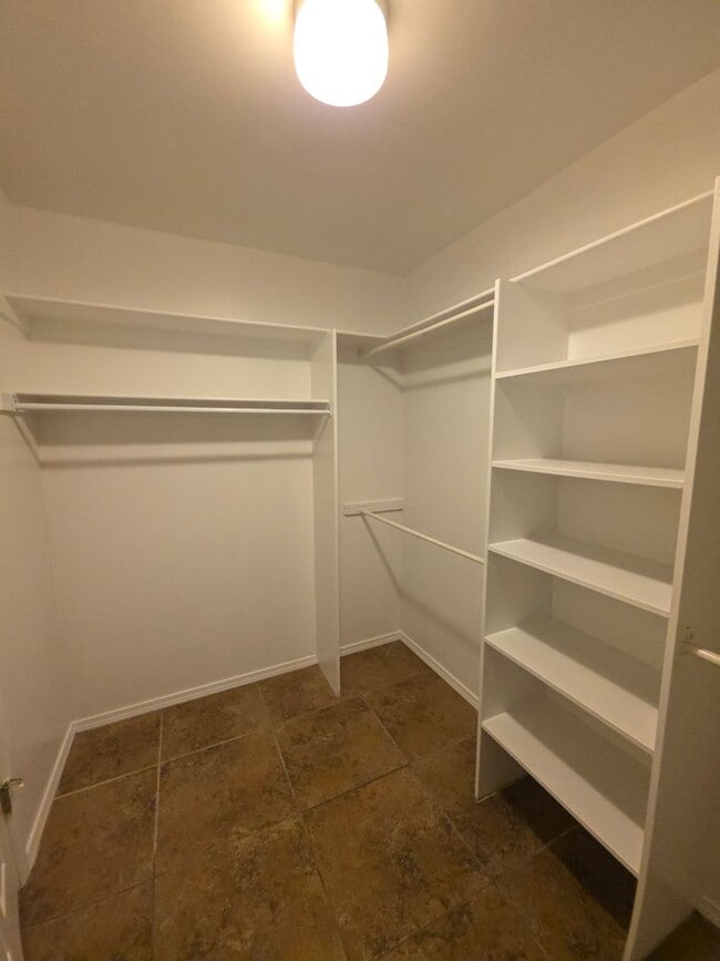 Building Photo - 401 E 11th St