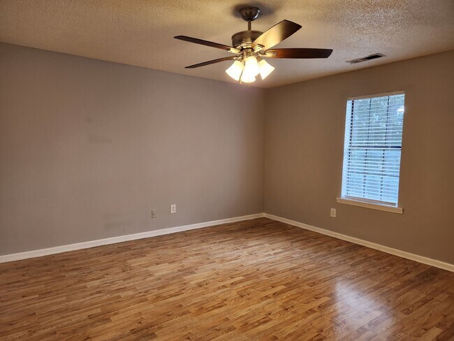 Building Photo - 1 month free call for details!!! 2-Bedroom Apartment in Prime Decatur Location - Don't Miss Out!