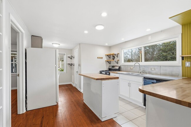 Building Photo - 2be/1ba House in the Heart Of Carrboro with Gym & Sauna