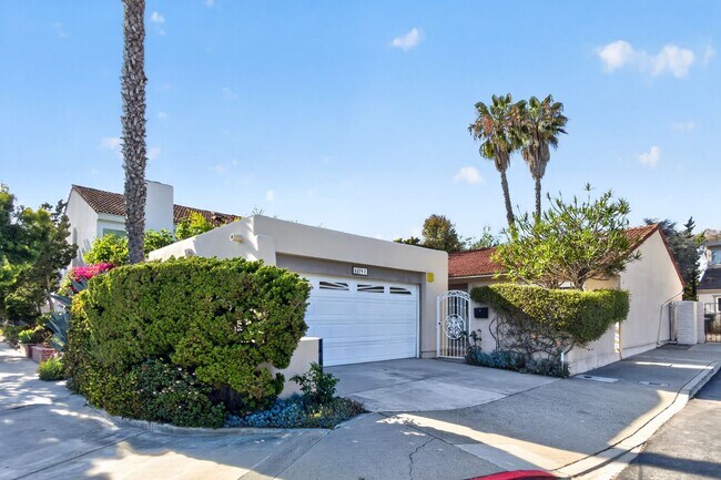 Building Photo - Remodeled, Single-Level, End-Unit Condo in Irvine