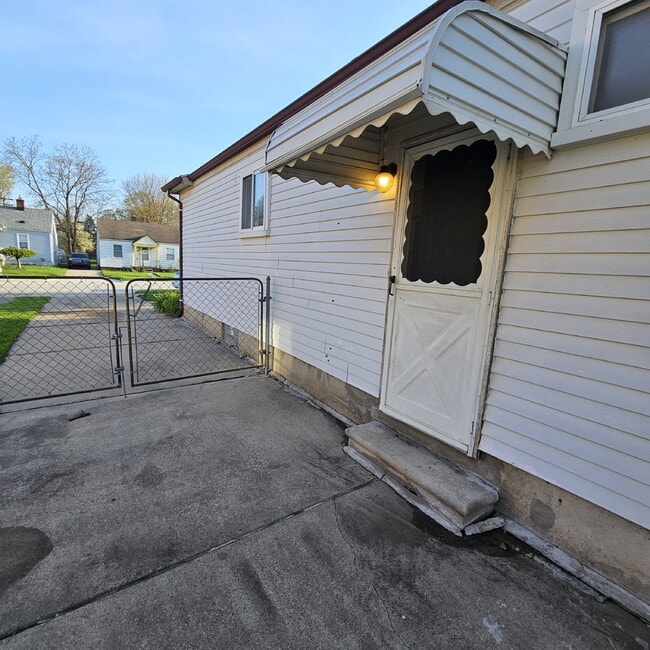 Building Photo - 3 Bedroom Ranch, Eat-In Kitchen, All Appliances, Big Basement with Extra Storage, 2 Car Garage.