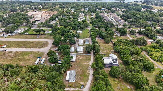 Building Photo - "Spacious 4-Bedroom Retreat with 3400 Sq Ft of Comfort in Gibsonton, FL!"