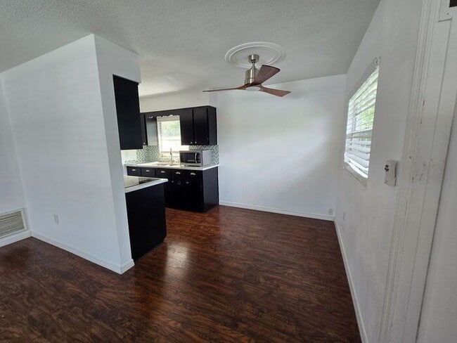 Building Photo - ** $500 OFF MOVE IN SPECIAL** Charming 2 bed 1 bath garage apartment in the heart of down town Or...