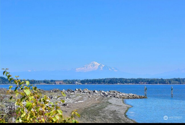 Building Photo - 1/2 off 1st Month's Rent - Birch Bay Villa...