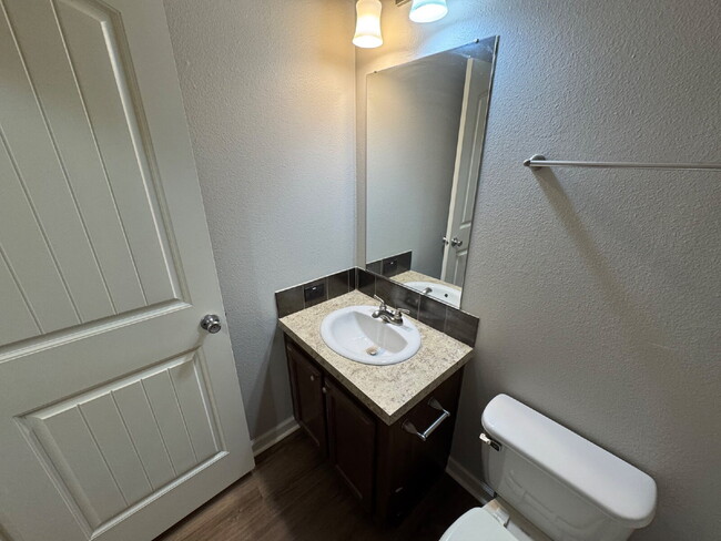 Building Photo - Three bed two bath in Fischer close to Can...