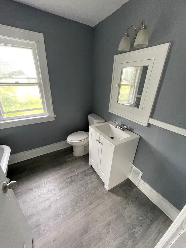 Building Photo - Section 8 Accepted! 3br 2-Story House
