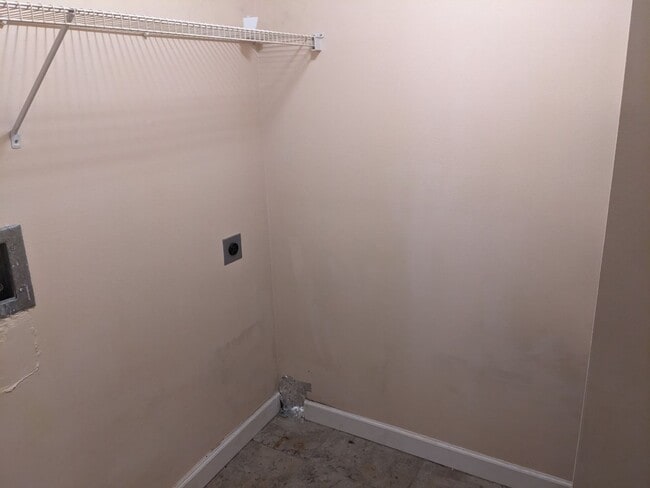 Building Photo - Townhouse with Pool Access. Assigned parking!