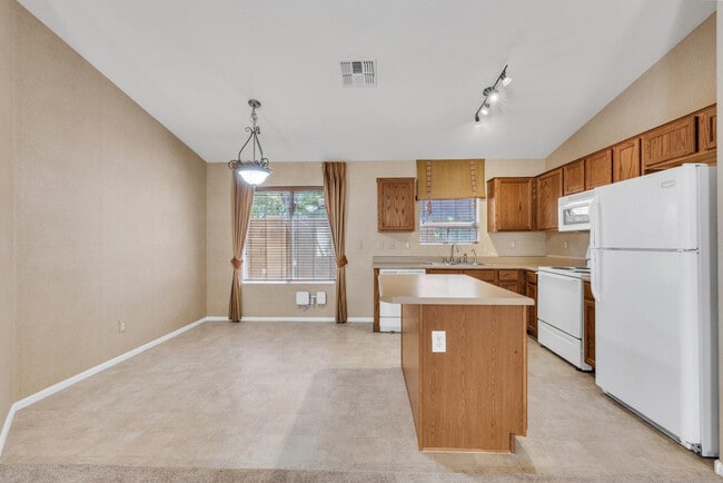 Building Photo - 42780 W Sunland Dr