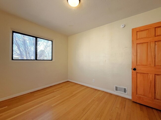 Building Photo - Splendid 4 Bedroom, 2 Bath Home Near Kirtland AFB! Available Now!