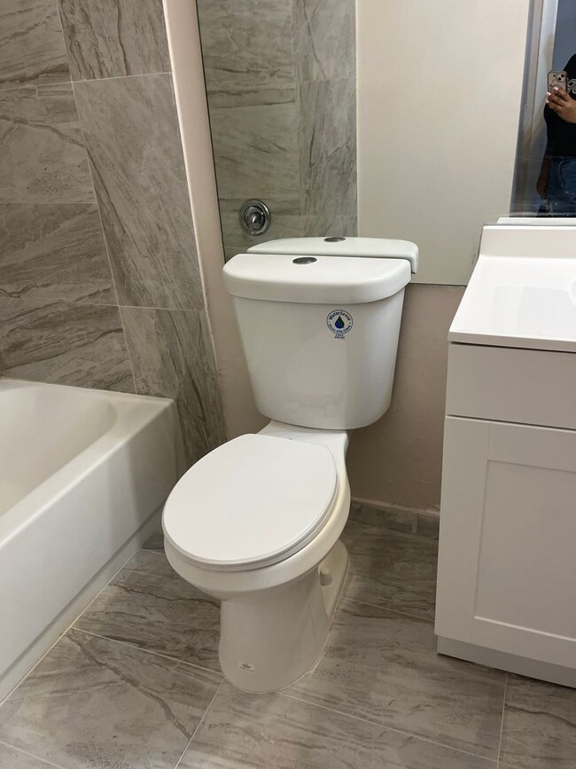 Building Photo - Nice 2 Bed 1 Bath, Unit Located in Quiet S...