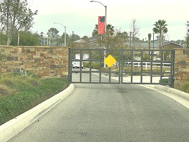 Building Photo - POWELL WAY UNIT 104 CORONA 92883  (3 BED / 2.5 BATH)