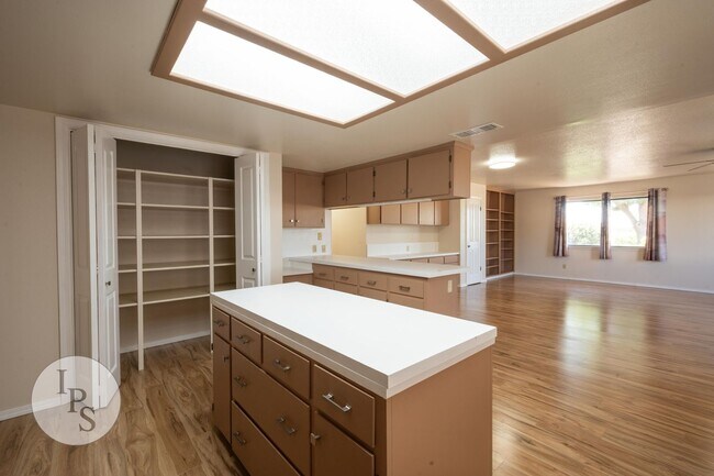 Building Photo - Fresno Westside Farm Home, 2BR/2BA, Built 1992 – Modern Updates!