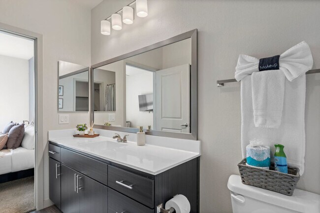 Building Photo - 711 W Broadway Rd