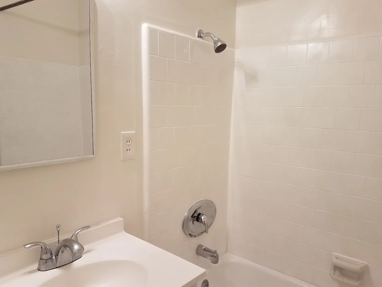 Building Photo - 4021 1/2 McLaughlin Ave