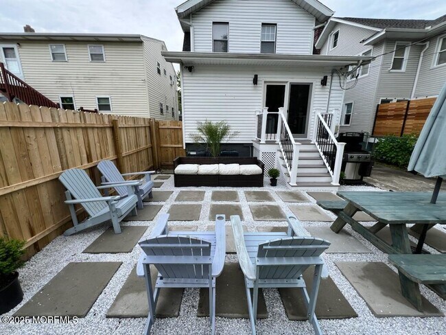 Building Photo - 917 4th Ave