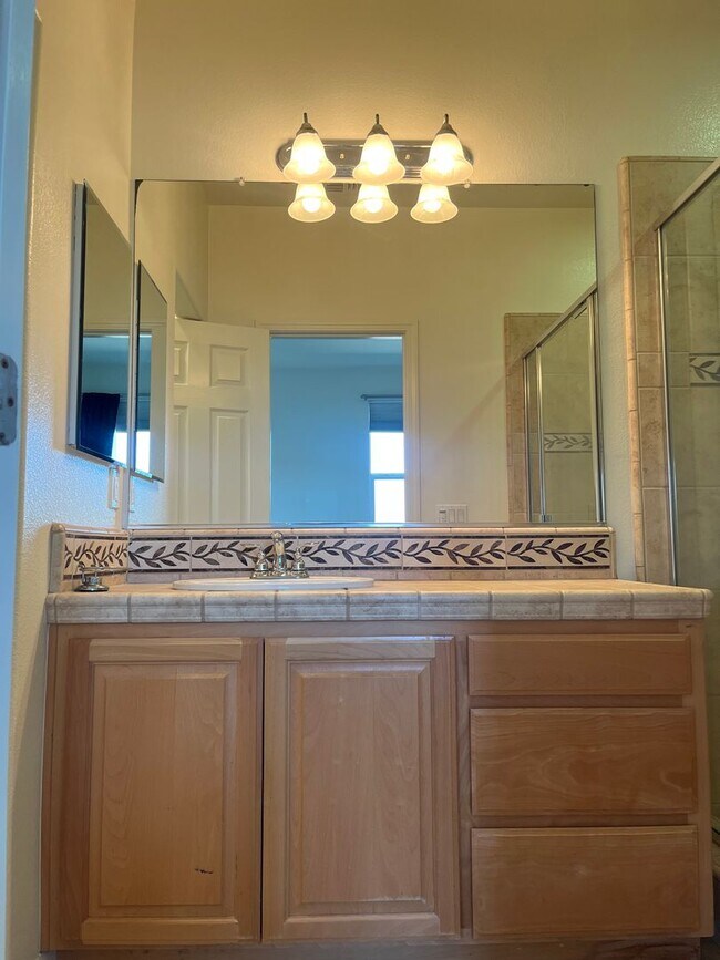 Building Photo - Bright Corner 3BD/3BA Townhome Near BART & Great Mall!