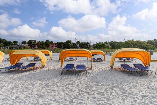 Building Photo - 680 71st Ave N