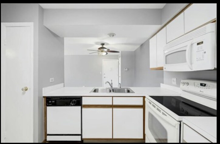 Kitchen - 1906 Plum Grove Rd