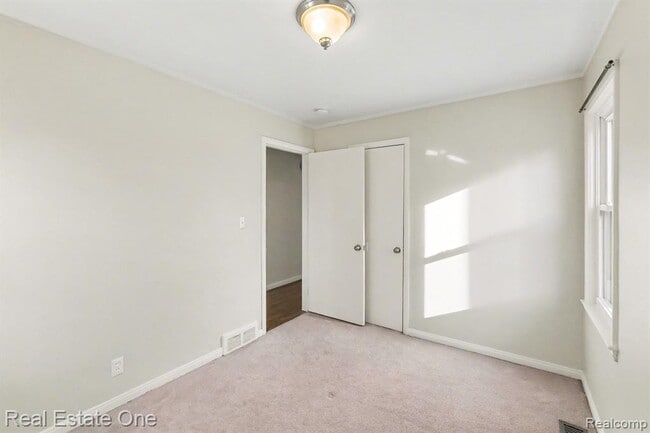 Building Photo - 421 W Kalama Ave