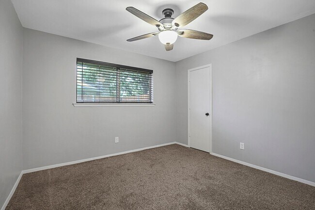 Building Photo - Elegantly Renovated Hickory Creek Home!
