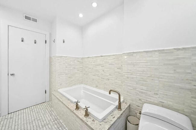 Building Photo - 2545 W Lunt Ave