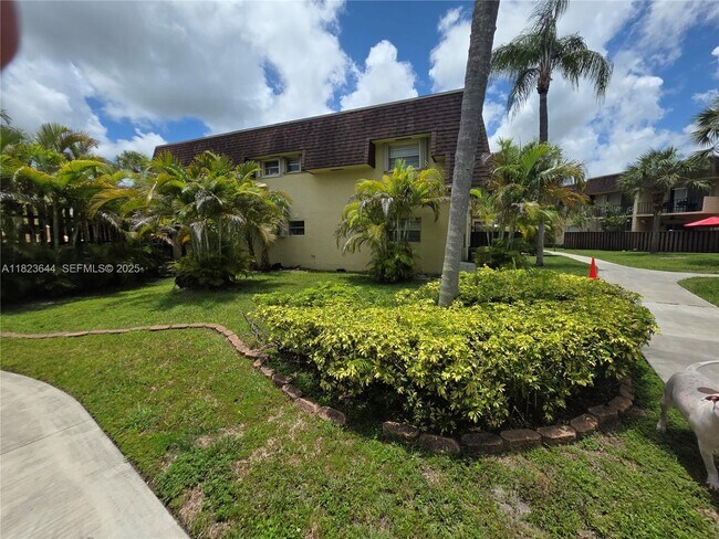 Building Photo - 13716 SW 90th Ave