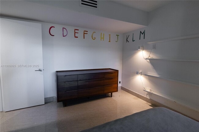 Building Photo - 4017 N Cypress Dr