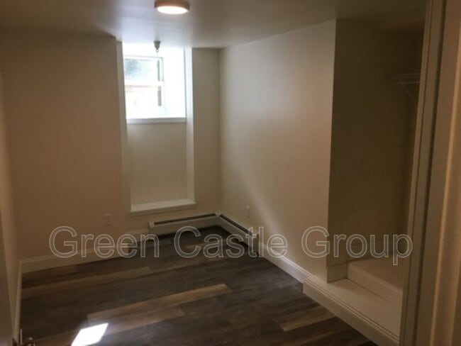 Building Photo - 323-325 College Street, Unit 10