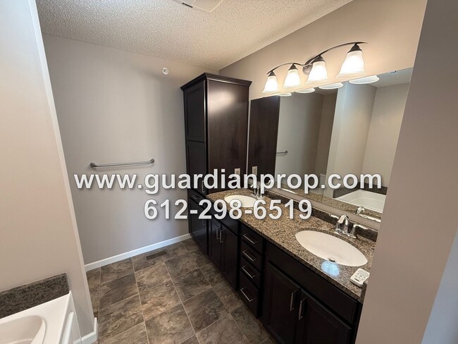 Building Photo - Luxury Townhouse Available Now, Lower Family Room w/Walkout, Balcony, 4 Baths, Large Primary