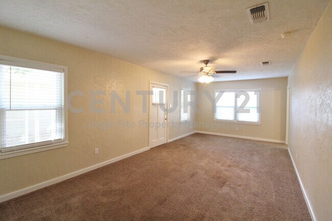 Building Photo - Charming 3/1/1 in Castleberry ISD For Rent!