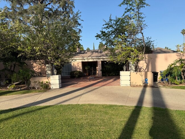 Building Photo - 910 Benedict Canyon Dr