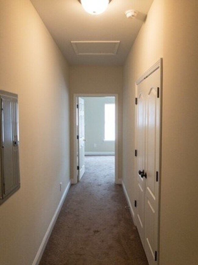 Building Photo - Town Home For Rent In Tuscaloosa, AL! COMING SOON!