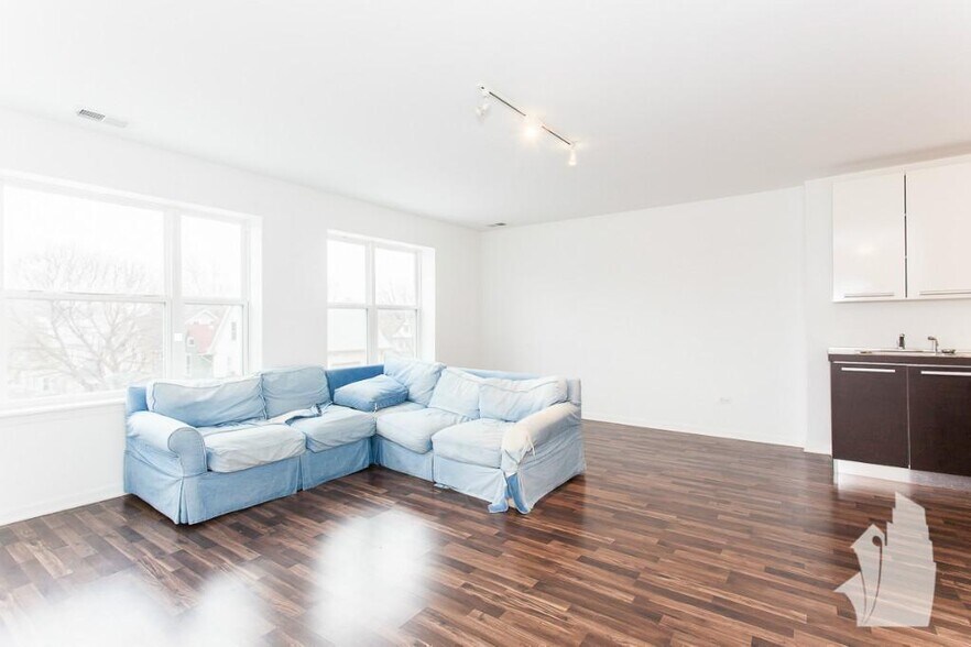 Building Photo - 1545 W Glenlake Ave