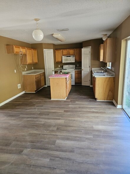 Building Photo - 9316 N Dallas Way