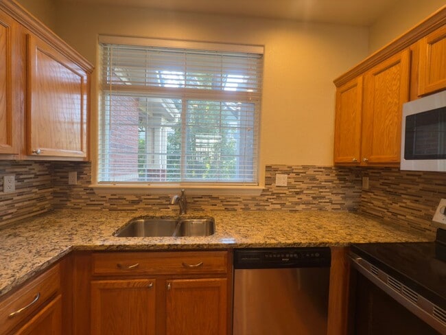 Building Photo - $O DEPOSIT OPTION. SPACIOUS 3-BEDROOM TOWNHOUSE IN KENSINGTON TOWNHOMES