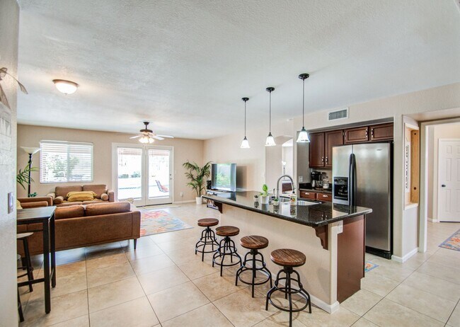 Building Photo - 4bd, 3ba on Arrowhead Golf Course!