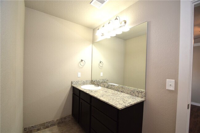 Building Photo - 710 SW Willowpoint Rd