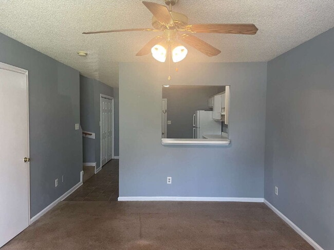 Building Photo - Two Bedroom, 1.5 Bath Townhome-201 Mesa Ln.