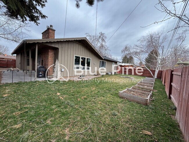 Building Photo - 1058 Mojave St