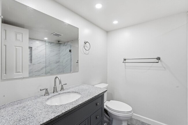 Building Photo - Updated 2BR Condo in Old Town Alexandria - 2 blocks to Metro