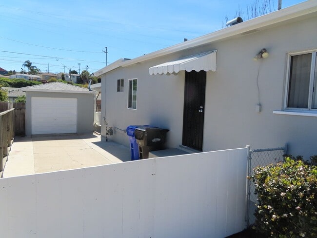 Building Photo - Three Bedroom House with Huge Bonus Room