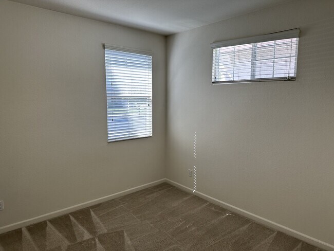 Building Photo - Gorgeous 4 Bedroom, 2.5 Bath Single Story in Summer Lakes Community