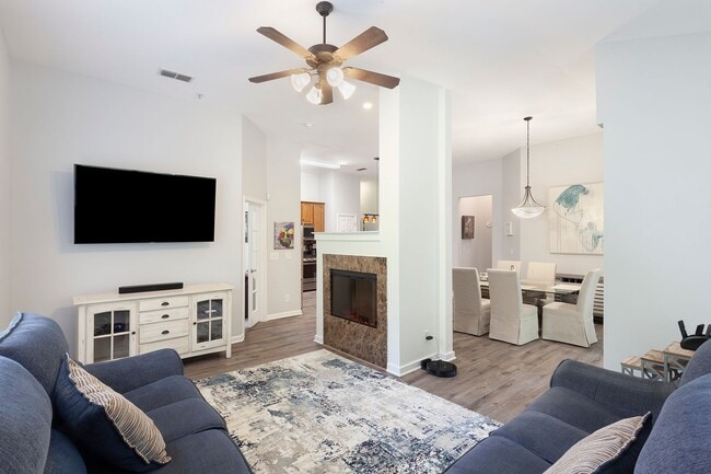 Building Photo - Gorgeous 3/2 Top Floor Condo w/ Private Vi...