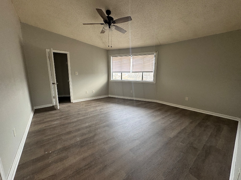 Building Photo - 264 Knoll Dr