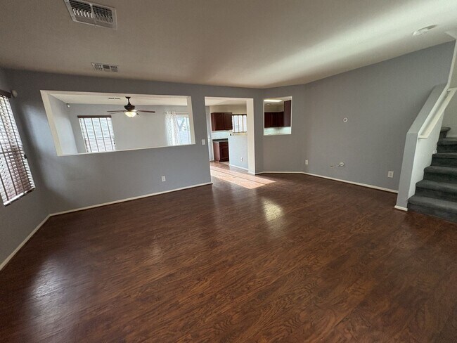 Building Photo - Convenient Location Three bedroom 2.5 baths 2 car garage