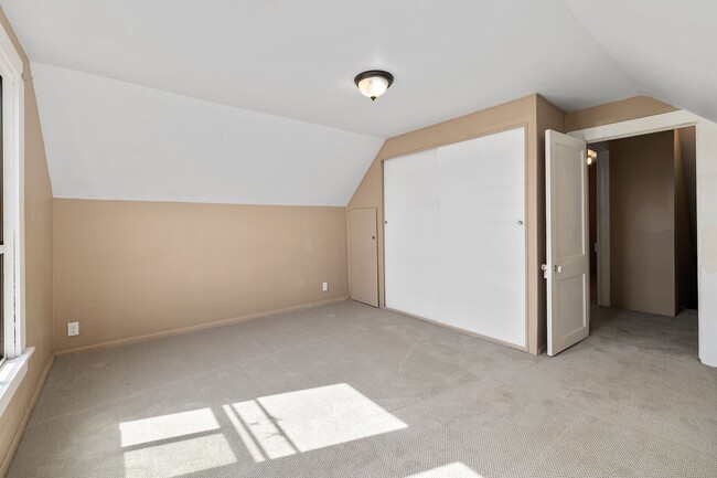 Building Photo - Inviting 3 Bed, 1 Bath Home in Roslyn, Whe...