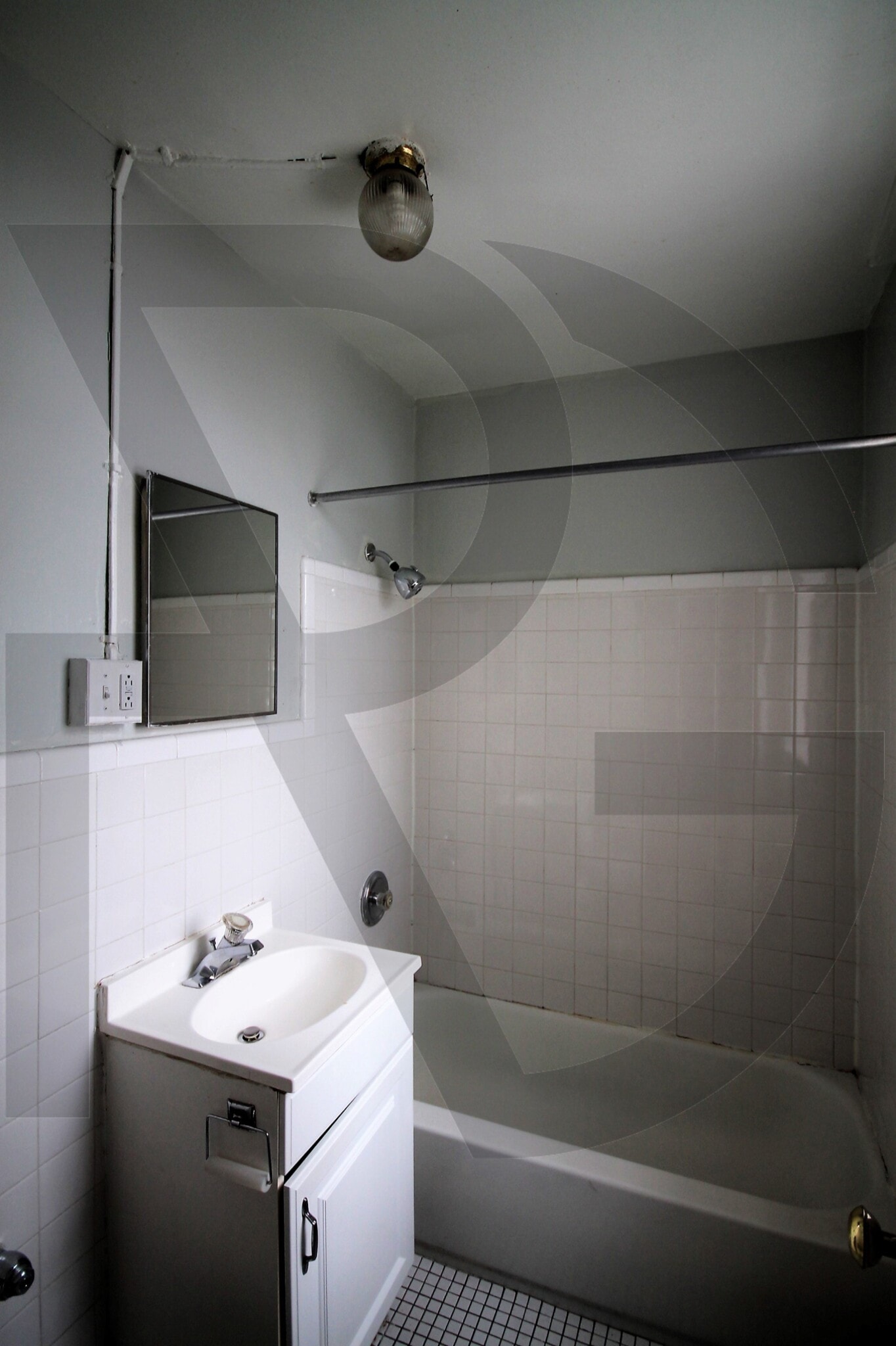 Building Photo - 429 W Roscoe St