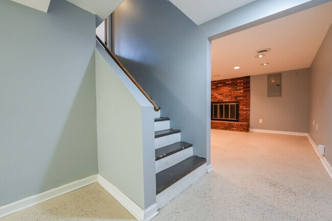 Building Photo - BEAUTIFUL CAPE COD IN BLUEGRASS ESTATES